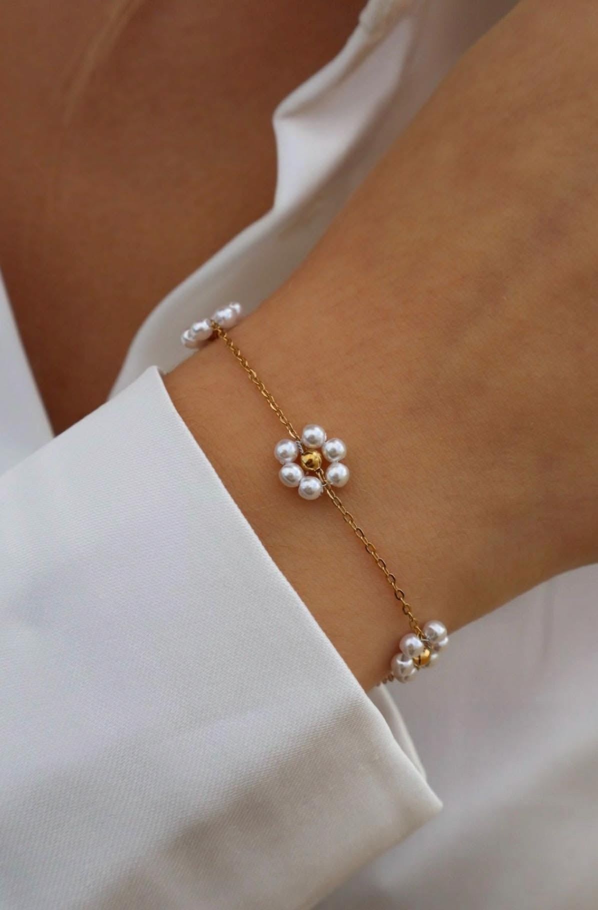 Pulsera cadena florecitas blancas