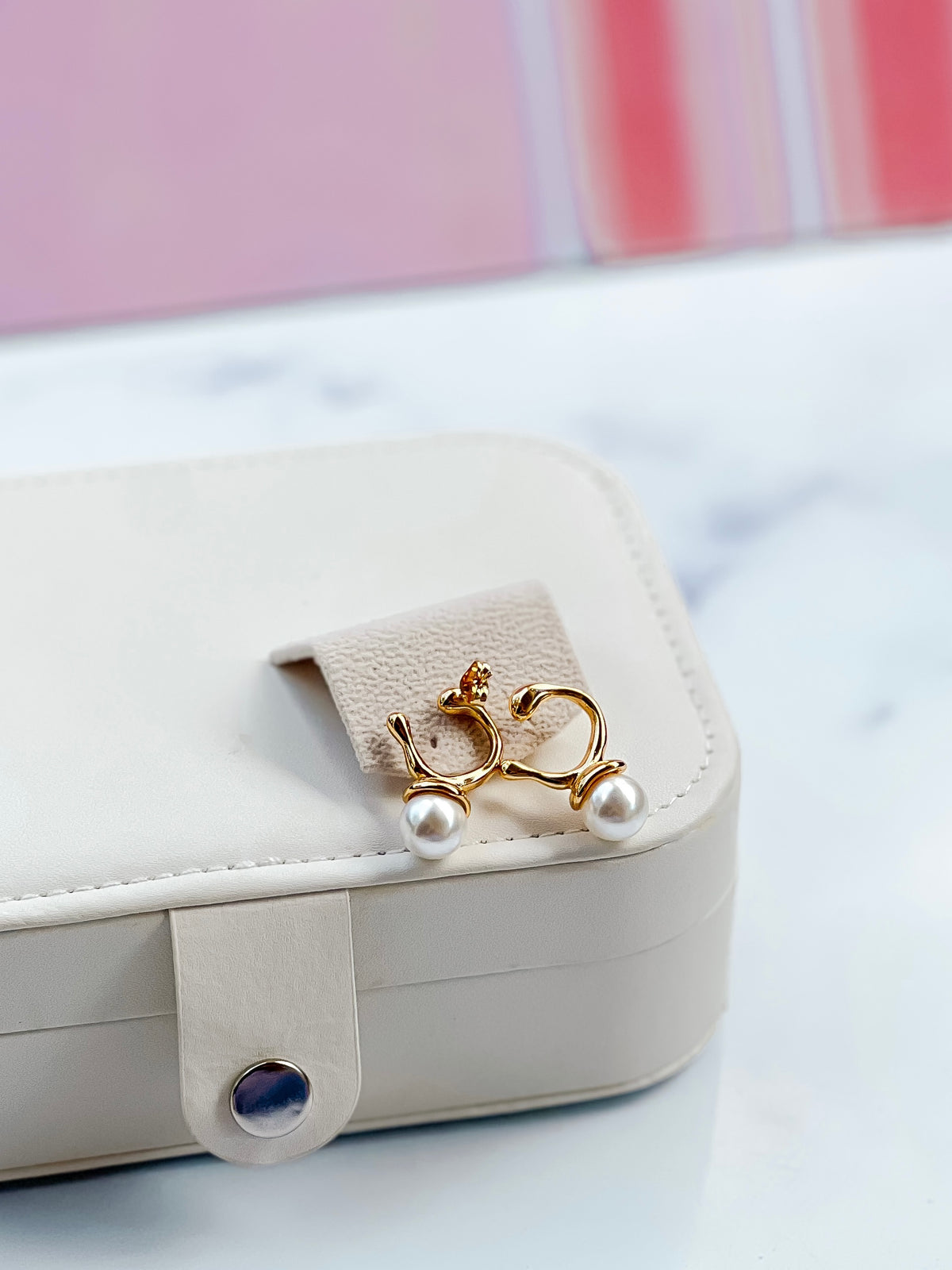 Aritos Perla con detalle dorado